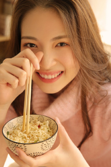 脱裤子趴下打屁股视频